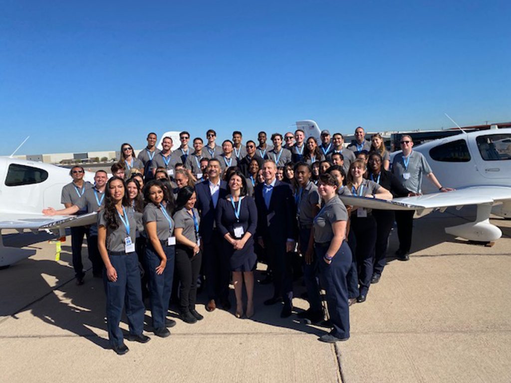 Se graduaron los primeros pilotos de United Aviate Academy – AeroMarket